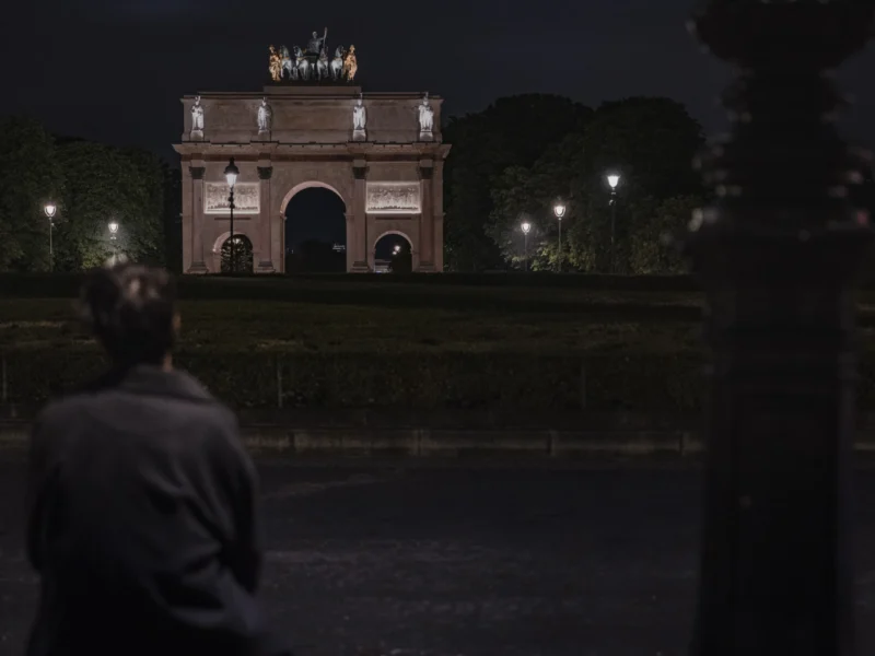 Jean-Philippe · 17/05/2026 · 8033 x 6025 Cette photographie met en scène un homme de dos, observant une arche monumentale éclairée la nuit. Le sujet principal est cette arche architecturale, soulignée par des lumières chaudes.La composition est symétrique, avec l’arche centrée et l’homme à gauche. Le cadrage est serré sur l’arche, avec une profondeur de champ réduite.Les couleurs dominantes sont les tons sombres de la nuit, contrastés par les éclairages jaunes. L’ambiance est nocturne, mystérieuse et contemplative, évoquant une atmosphère calme et presque solennelle. Le style est réaliste et photographique, sans retouche apparente.