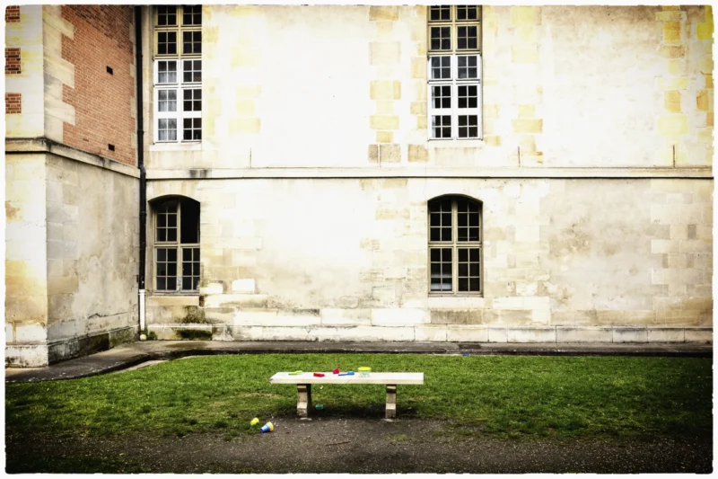 Thierry · 20/05/2026 · 3840 x 2560 Cette photographie montre un **sujet principal** discret : un banc de pierre isolé dans un espace vert, devant un mur ancien.La **composition** est épurée, avec un **cadrage serré** centré sur le banc et le bâtiment en arrière-plan. La **lumière** douce et tamisée, probablement naturelle, crée des ombres douces et une ambiance nostalgique.Les **couleurs dominantes** sont des tons neutres : beige, gris et vert pâle, renforçant une atmosphère **sombre et mélancolique**. Le style, **vintage et légèrement flou**, évoque une touche nostalgique et intemporelle. L’ambiance est **calme et contemplative**.