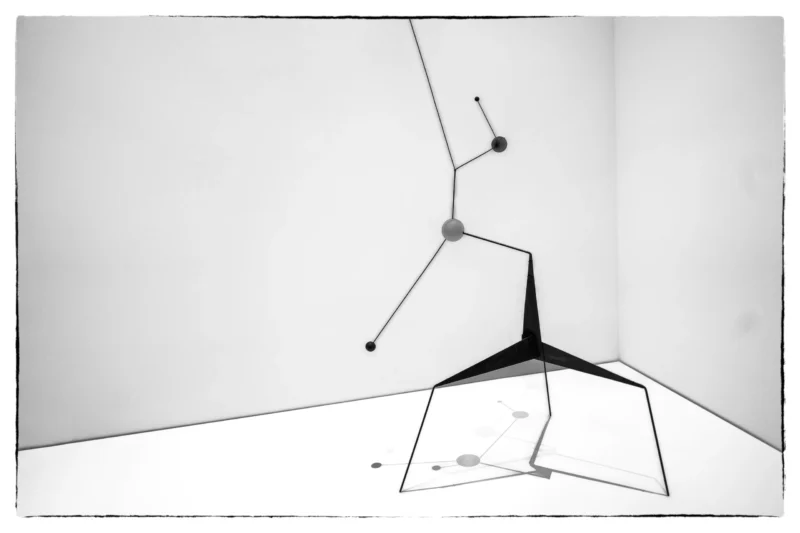 Thierry · 23/05/2026 · 3840 x 2560 Cette photographie présente une composition abstraite et minimaliste. Le sujet principal semble être une structure géométrique en fil de fer, évoquant une forme angulaire et asymétrique. Le cadrage est serré, mettant en valeur les lignes et les points de jonction.La lumière est douce et semble naturelle, créant des ombres nettes mais peu contrastées. Les couleurs dominantes sont le noir et blanc, renforçant l’aspect épuré et moderne. Le style rappelle l’art abstrait ou conceptuel, avec une ambiance sobre et contemplative, presque industrielle.