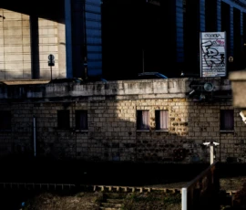 Claude · 5699 x 3799 Cette photographie montre un bâtiment ancien en pierre, probablement une forteresse ou un mur historique, éclairé par une lumière rasante. Le sujet principal est ce mur, partiellement ombré, avec des détails architecturaux comme des créneaux et des ouvertures.La composition est équilibrée, avec un cadrage serré mettant en valeur les textures et les jeux d'ombre. La lumière, douce et contrastée, accentue les reliefs et crée une ambiance mystérieuse. Les couleurs dominantes sont les tons gris-beige des pierres, adoucis par des reflets dorés.Le style est réaliste et contemplatif, évoquant une atmosphère à la fois historique et mélancolique.