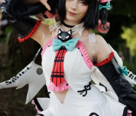 Claude · 4000 x 6000 Cette photographie met en scène une personne déguisée en cosplay, probablement inspirée d’un personnage de jeu vidéo ou d’anime. Le sujet principal est au centre, avec une pose dynamique et théâtrale.La composition est équilibrée, avec un cadrage serré qui isole le personnage. La lumière naturelle semble douce, mettant en valeur les détails du costume. Les couleurs dominantes sont vives : blanc, rose, noir et touches de bleu et vert.Le style est fantastique et stylisé, évoquant un univers anime. L’ambiance est à la fois ludique et mystérieuse, renforcée par les accessoires et les expressions du visage.