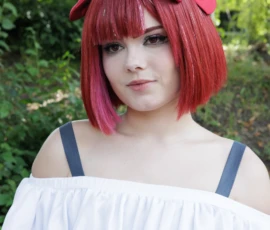 Claude · 4000 x 6000 Cette photographie met en scène une personne au regard direct, avec une coiffure rouge vif et un large nœud sur la tête. Elle porte une tenue légère à manches fines, style off-shoulder, en blanc et noir.Le cadrage est serré, centré sur son visage et sa poitrine. La lumière est naturelle et douce, mettant en valeur les traits du sujet. Les couleurs dominantes sont le rouge éclatant des cheveux et du nœud, contrastant avec le blanc de la tenue.L’ambiance est à la fois élégante et décontractée, évoquant un style cosplay ou une inspiration manga/anime.