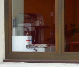 Marine · 16/05/2026 · 4000 x 3000 Cette photographie montre comme sujet principal une machine à café professionnelle vue à travers une vitre. La composition est simple, avec un cadrage serré sur l'appareil et son environnement immédiat.La lumière est tamisée, créant une ambiance douce et légèrement artificielle. Les couleurs dominantes sont des tons neutres : gris, blanc et quelques touches de vert et brun en arrière-plan.Le style est réaliste et documentaire, sans retouches apparentes. L'ambiance est calme et professionnelle, évoquant un cadre intérieur, probablement un bureau ou une cuisine industrielle.
