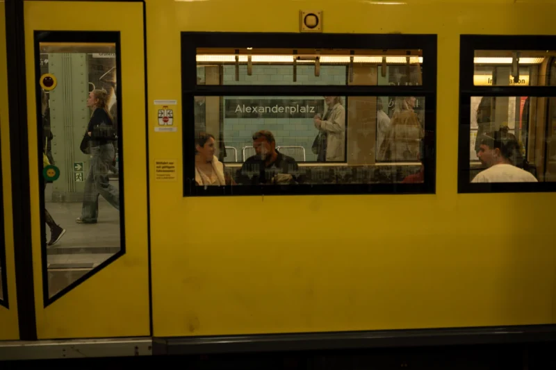 Jean-Marc · 01/05/2026 · 4754 x 3169 Cette photographie montre l'intérieur d'un métro. Le sujet principal est un wagon jaune avec des passagers à travers les vitres. La composition met en valeur les reflets et les silhouettes des voyageurs, ainsi que des affiches publicitaires.Le cadrage est serré sur les portes et fenêtres. La lumière est tamisée, créant une ambiance intérieure artificielle. Les couleurs dominantes sont le jaune vif du wagon et les tons grisâtres des vitres et des passagers.Le style est documentaire et urbain, évoquant une ambiance typique des transports en commun. L'atmosphère est à la fois dynamique et intimiste.