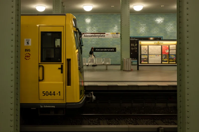 Jean-Marc · 01/05/2026 · 4887 x 3258 Cette photographie montre un train jaune, sujet principal, stationné dans une gare souterraine. La composition est centrée sur le train avec un cadrage serré, mettant en valeur son côté et son numéro "5044-1". La lumière est tamisée, créant une ambiance artificielle et légèrement sombre. Les couleurs dominantes sont le jaune vif du train et les tons gris-beige des murs et du sol.L’ambiance est urbaine et moderne, avec une touche de mélancolie due à l’éclairage artificiel. Le style est réaliste et documentaire.
