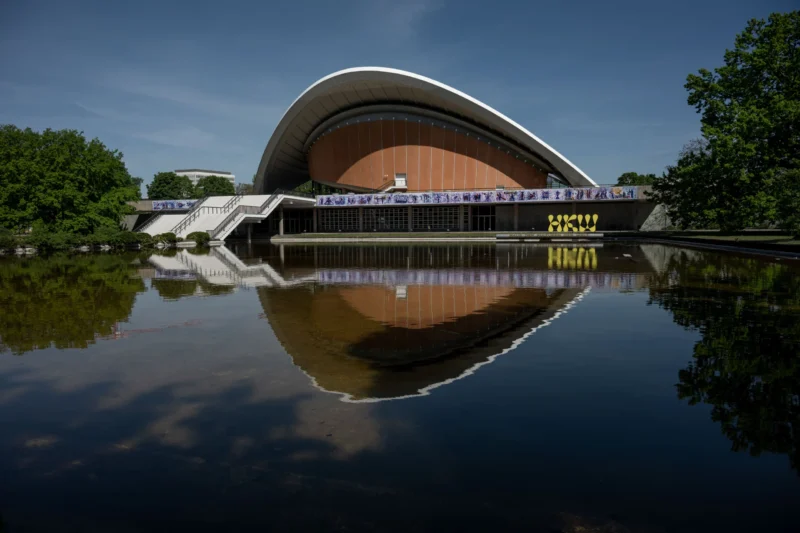 Jean-Marc · 03/05/2026 · 6048 x 4032 Cette photographie met en scène le **Centre Pompidou-Metz**, bâtiment moderne aux formes architecturales audacieuses. Le **sujet principal** est ce bâtiment reflété dans l’eau calme, créant une symétrie parfaite.La **composition** est équilibrée, avec une ligne horizontale marquée par le reflet. Le **cadrage** est serré, centré sur le bâtiment et son miroir liquide. La **lumière** douce, probablement crépusculaire, adoucit les contours.Les **couleurs dominantes** sont des tons neutres (gris, beige) avec des touches de vert autour. Le style est **épuré et contemporain**, évoquant une **ambiance paisible et presque onirique**.