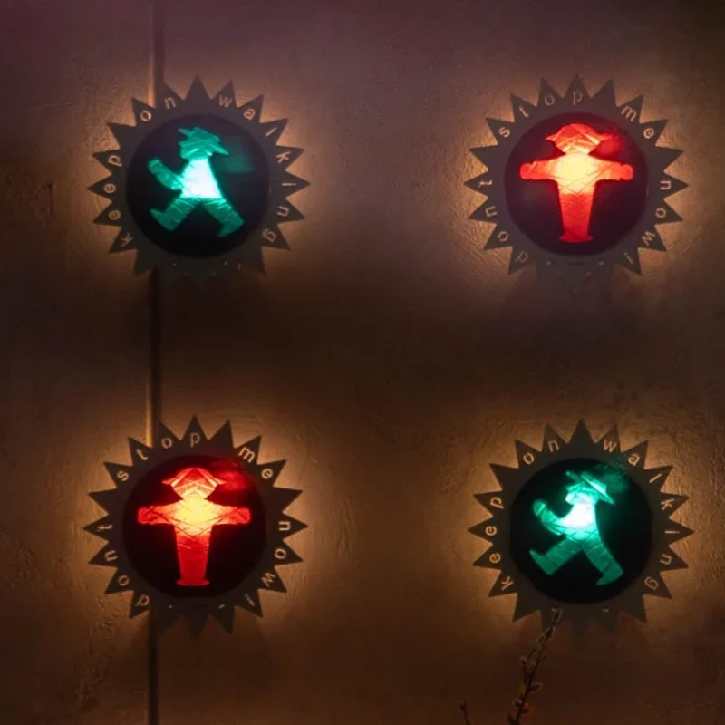 Alice · 01/05/2026 · 815 x 815 Cette photographie montre quatre symboles religieux lumineux disposés en carré sur un mur.Le sujet principal est ces symboles (croix et main de Fatima) éclairés en rouge et vert. La composition est symétrique et géométrique, avec un cadrage serré. Les couleurs dominantes sont le rouge, le vert et le jaune doré des contours. La lumière est tamisée, créant une ambiance mystique et contemplative. Le style évoque un mélange de spiritualité et de modernité, avec un éclairage artistique qui accentue l’aspect sacré et intemporel.