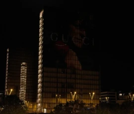 Dominique · 24/05/2026 · 1700 x 1133 Cette photographie montre un bâtiment industriel éclairé la nuit, probablement une centrale électrique ou une usine. Le sujet principal est la silhouette géante projetée sur la structure, évoquant une figure humaine.La composition met en valeur les tours et cheminées lumineuses, encadrées par des arbres et des installations au sol. Le cadrage est serré, centré sur le bâtiment.Les lumières chaudes dominent, créant un contraste avec l'obscurité ambiante. Les couleurs sont principalement grises et jaunes, renforçant l'atmosphère industrielle et mystérieuse. Le style est réaliste et dramatique, évoquant une ambiance à la fois puissante et mélancolique.