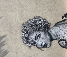 Kerry · 09/05/2026 · 4032 x 3024 Cette photographie représente une sculpture ou un dessin stylisé d’un visage féminin stylisé, aux traits anguleux et décoratifs. Le sujet principal est une tête ornée de motifs complexes évoquant des éléments mécaniques ou organiques entrelacés.La composition est serrée, centrée sur le visage. Le cadrage est rapproché, mettant en valeur les détails. La lumière, naturelle et contrastée, crée des ombres marquées, accentuant les textures. Les couleurs dominantes sont les tons de gris, typiques d’une image en noir et blanc.Le style rappelle l’art steampunk ou une esthétique vintage futuriste, conférant une ambiance mystérieuse et onirique.
