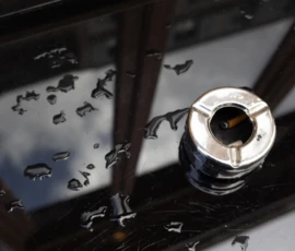 Muriel · 16/05/2026 · 2048 x 1365 Cette photographie met en scène un **bouchon de bouteille** en métal partiellement inséré dans une bouteille, avec des traces de liquide noir visqueux (probablement du vin ou de l'huile).La **composition** est serrée, centrée sur le bouchon et la bouteille, avec un cadrage en plan rapproché. La **lumière** est tamisée, créant des reflets sombres et des contrastes marqués. Les **couleurs dominantes** sont les noirs profonds et les gris métalliques, renforçant une ambiance **sombre et industrielle**.Le style est **minimaliste et brut**, évoquant une atmosphère **rustique et mystérieuse**.