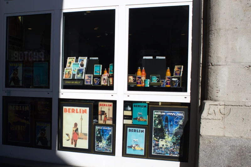 Fabienne · 01/05/2026 · 3967 x 2645 Cette photographie montre une vitrine de librairie ou de magasin spécialisé dans les livres et produits culturels. Le sujet principal est les couvertures de livres et magazines exposés derrière les vitres.La composition est symétrique, avec des étagères bien organisées. Le cadrage est serré sur les vitrines, mettant en valeur les détails des couvertures. La lumière naturelle éclaire la scène, créant des contrastes et des ombres douces. Les couleurs dominantes sont variées, allant des tons pastel aux couleurs vives, typiques des couvertures de livres. L’ambiance est calme et culturelle, évoquant un lieu dédié à la lecture et à la découverte.