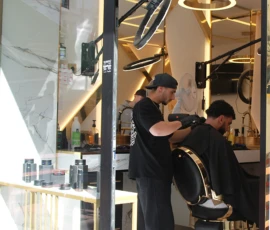 Sophie · 3137 x 2841 Cette photographie montre deux baristas dans un café moderne. Le sujet principal est leur activité autour d’une machine à espresso.La composition met en valeur leur travail derrière le comptoir en marbre. Le cadrage est serré, captant les détails des équipements et des gestes professionnels. La lumière est naturelle et abondante, éclairant clairement la scène. Les couleurs dominantes sont les tons neutres (blanc, gris, noir) avec des touches de métal brillant.Le style est réaliste et contemporain, évoquant une ambiance professionnelle et élégante, typique d’un café haut de gamme.