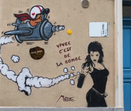 Fahad · 14/05/2026 · 3000 x 2000 Cette photographie montre un mural urbain stylisé. Le sujet principal est une femme élégante tenant un verre, accompagnée d’un personnage robotique et d’un serpent stylisé. La composition est dynamique, avec des éléments graphiques et textuels ("vivre c'est de la race").Le cadrage est serré, mettant en valeur les détails du graffiti. Les couleurs dominantes sont des tons froids (bleus, gris) contrastant avec des touches de rouge et noir. Le style est artistique et décalé, mêlant réalisme et traits caricaturaux. L’ambiance est à la fois moderne et provocante, reflétant une énergie urbaine et créative.