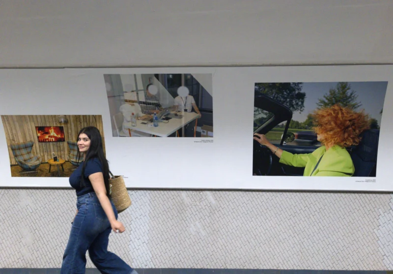 Bao · 5771 x 4016 Cette photographie montre une femme comme sujet principal, vêtue d’un haut noir et d’un jean, marchant devant trois œuvres artistiques accrochées à un mur.La composition est dynamique, avec un cadrage serré sur la femme en mouvement, contrastant avec les tableaux en arrière-plan. Les images exposées semblent être des peintures ou photographies variées, dont une en noir et blanc et une autre colorée.La lumière est naturelle et douce, éclairant uniformément la scène. Les couleurs dominantes sont sobres : noir, bleu, blanc et quelques touches de couleurs vives dans les tableaux. L’ambiance est à la fois moderne et artistique, évoquant une galerie ou un espace culturel.