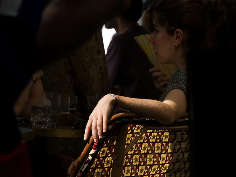 Pascale · 30/05/2026 · 1500 x 988 Cette photographie met en scène deux personnes en train de s'embrasser. Le sujet principal est le couple, partiellement éclairé.La composition est serrée, avec un cadrage rapproché qui isole les visages et les épaules. La lumière, tamisée et contrastée, crée une ambiance intimiste et dramatique, avec des ombres marquées. Les couleurs dominantes sont les tons chauds (or, brun) et sombres, renforçant l'atmosphère sensuelle et mystérieuse. Le style semble cinématographique, évoquant une scène romantique ou dramatique.