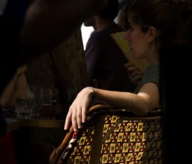 Pascale · 30/05/2026 · 1500 x 988 Cette photographie met en scène deux personnes en train de s'embrasser. Le sujet principal est le couple, partiellement éclairé.La composition est serrée, avec un cadrage rapproché qui isole les visages et les épaules. La lumière, tamisée et contrastée, crée une ambiance intimiste et dramatique, avec des ombres marquées. Les couleurs dominantes sont les tons chauds (or, brun) et sombres, renforçant l'atmosphère sensuelle et mystérieuse. Le style semble cinématographique, évoquant une scène romantique ou dramatique.