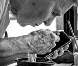 AnJo · 30/05/2026 · 1280 x 1920 Cette photographie en noir et blanc met en scène un potier concentré sur son travail. Le sujet principal est un homme sculptant une pièce de céramique au tour.La composition est serrée, centrée sur ses mains et le pot en formation. Le cadrage rapproché crée une ambiance intime et détaillée. La lumière douce et naturelle met en valeur les textures et les ombres, accentuant les contrastes. L'absence de couleurs renforce l'aspect artisanal et traditionnel. Le style est documentaire et réaliste, évoquant une scène authentique et immersive. L'ambiance est calme et méticuleuse, reflétant la patience et la précision du métier de potier.