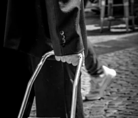 AnJo · 30/05/2026 · 1280 x 1920 Cette photographie en noir et blanc met en valeur une paire de jambes et un sac à main en cuir, partiellement visible. Le sujet principal semble être le sac, posé sur le sol pavé.La composition est simple et centrée, avec un cadrage serré qui isole les détails. La lumière, douce et contrastée, accentue les textures et les ombres, créant une ambiance dramatique. Les tons dominants sont les noirs profonds et les gris, renforçant l’aspect élégant et intemporel.Le style est minimaliste et artistique, évoquant une ambiance urbaine et sophistiquée.