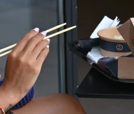 Pierre · 30/05/2026 · 2524 x 1679 Cette photographie montre une personne utilisant des baguettes pour manger. Le sujet principal est les mains tenant les baguettes, dirigées vers un bol de nourriture.La composition est serrée, centrée sur les baguettes et le bol. Le cadrage est rapproché, mettant en valeur les détails. La lumière semble naturelle et douce, éclairant bien les objets sans créer d'ombres marquées. Les couleurs dominantes sont neutres et chaudes, avec des tons beiges et bruns.L'ambiance est simple et quotidienne, évoquant un moment de repas décontracté. Le style est réaliste et sans artifice.