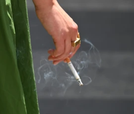 Pierre · 30/05/2026 · 4443 x 2956 Cette photographie met en scène une main tenant une cigarette électronique dont s’échappe de la vapeur. Le sujet principal est donc la vapeur et le geste de la personne, suggérant une action quotidienne.La composition est simple et centrée, avec un cadrage serré sur la main et la vapeur. La lumière est douce, mettant en valeur les détails sans ombre marquée. Les couleurs dominantes sont le vert de la robe et les tons grisâtres de la vapeur et du fond.Le style est réaliste et contemporain, évoquant une ambiance moderne et discrète.
