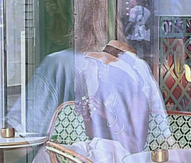 Sophie · 1361 x 1504 Cette photographie montre une personne assise de dos, vêtue d'une robe légère, près d'une fenêtre. Le sujet principal est flou, suggérant une ambiance intimiste et onirique.La composition repose sur un cadrage serré, avec une lumière douce et naturelle filtrant à travers les vitres. Les couleurs dominantes sont des tons pastel (bleu pâle, vert clair) et des touches de blanc, créant une atmosphère apaisante et élégante.Le style évoque un réalisme poétique, tandis que l’ambiance est calme et contemplative, renforcée par les motifs décoratifs colorés en arrière-plan.