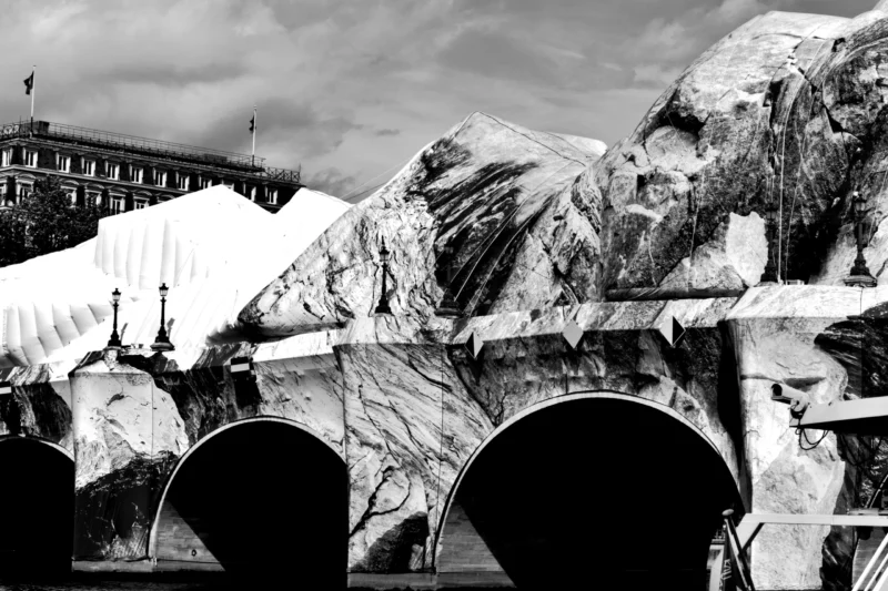 Fabienne · 12/06/2026 · 4620 x 3080 Cette photographie met en scène un **tunnel recouvert de glace et de neige**, formant des structures spectaculaires et organiques. Le **sujet principal** est cette architecture naturelle gelée, contrastant avec les **tunnels sombres** en bas.La **composition** joue sur les **perspectives** et les **superpositions**, créant un effet dramatique. Le **cadrage** est serré, mettant en valeur les textures glacées. La **lumière**, naturelle et contrastée, accentue les ombres et les reliefs.Les **couleurs dominantes** sont les **tons de gris et de blanc**, typiques d’un cliché en noir et blanc, renforçant l’ambiance **froide et mystérieuse**. Le style est **artistique et poétique**, évoquant une atmosphère **onirique et presque surnaturelle**.