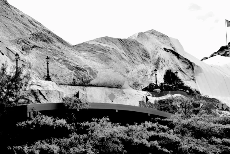 Fabienne · 12/06/2026 · 5496 x 3670 Cette photographie en noir et blanc met en scène un **pont sinueux** en montagne comme sujet principal. La **composition** joue sur les courbes du pont et les reliefs rocheux environnants.Le **cadrage** est large, incluant un paysage grand ouvert avec des rochers escarpés et une végétation clairsemée. La **lumière** semble douce, créant des contrastes subtils entre ombres et clartés.Les **couleurs dominantes** sont les nuances de gris, renforçant une ambiance **sereine et mystérieuse**. Le style, épuré et minimaliste, évoque une **atmosphère contemplative et presque onirique**, soulignant la beauté sauvage et isolée de la nature.