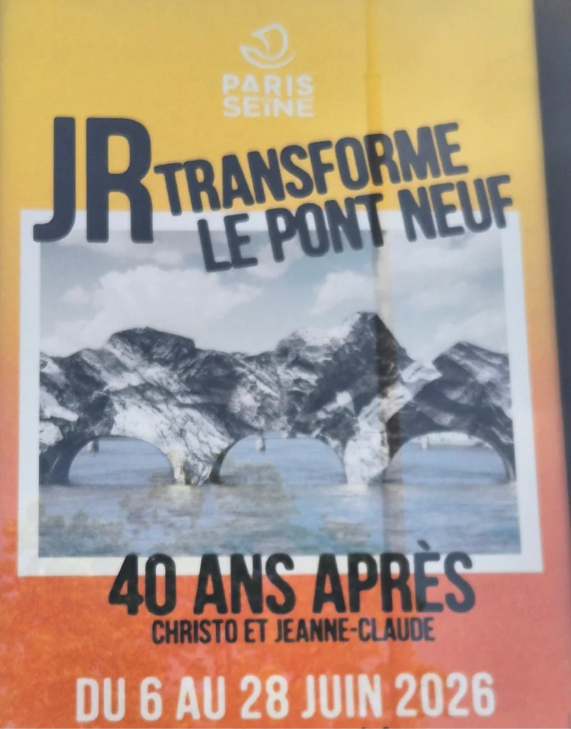 Bao · 2189 x 2793 Cette photographie affiche une annonce pour une exposition intitulée "JR transforme le Pont Neuf, 40 ans après Christo et Jeanne-Claude".Le sujet principal est une image stylisée du Pont Neuf avec une structure enveloppante évoquant les emballages de Christo. Le cadrage est centré, avec une composition horizontale. Les couleurs dominantes sont le jaune vif, le bleu et le blanc. La lumière semble artificielle, mettant en valeur les contrastes. Le style est épuré et graphique, évoquant un mélange de modernité et de nostalgie. L'ambiance est à la fois artistique et commémorative.