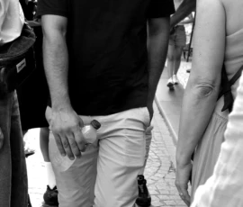 Franck T. · 30/05/2026 · 1400 x 821 Cette photographie en noir et blanc montre deux personnes en mouvement, probablement en train de marcher. Le sujet principal semble être leurs jambes et leurs mains, avec un cadrage serré sur les pieds et les bas des vêtements.La composition est dynamique, avec une légère flou artistique. La lumière est naturelle et semble douce, sans ombres marquées. Les couleurs dominantes sont les tons de gris, typiques du noir et blanc.Le style est documentaire et spontané, capturant un moment du quotidien. L’ambiance est discrète et neutre, mettant l’accent sur le mouvement et la simplicité.