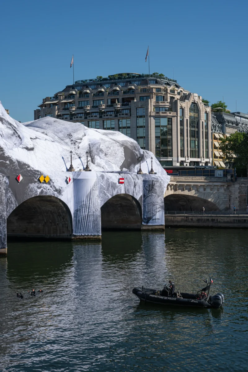 Jean-Marc · 27/05/2026 · 5758 x 3839 Cette photographie montre un pont couvert de neige artificielle, avec des arches en pierre. Le sujet principal est un petit bateau à moteur sur un plan d’eau calme en contrebas.La composition est équilibrée, avec le pont dominant l’arrière-plan et le bateau ajoutant de la dynamique. Le cadrage est serré, mettant en valeur les détails architecturaux et l’eau.La lumière est naturelle et claire, créant des contrastes nets. Les couleurs dominantes sont les tons froids (blanc de la neige, gris du pont) et les bleus de l’eau. Le style est réaliste et photographique, évoquant une ambiance hivernale et onirique.