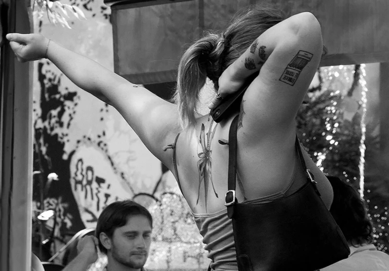Pascale CHESNOT · 30/05/2026 · 1500 x 1047 Personne en mouvement avec les bras levés devant un graffiti, en noir et blanc, ambiance urbaine et artistique