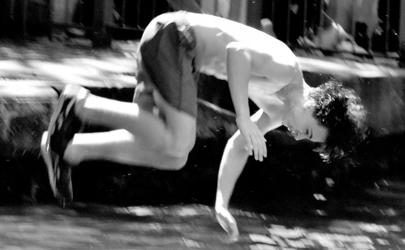 Franck T. · 25/06/2026 · 1400 x 866 Deux danseurs en mouvement acrobatique sur scène, l’un soutenu par l’autre dans une posture dynamique et intense