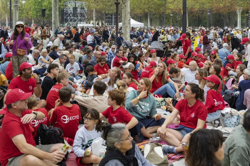 Thierry · 26/09/2026 · 3840 x 2560 Groupe de personnes assises sur des couvertures dans un parc, participant à un rassemblement ou événement convivial en plein