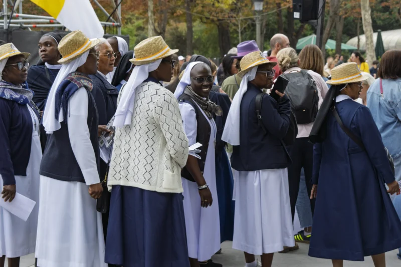 Thierry · 26/09/2026 · 3840 x 2560 Groupe de personnes vêtues de tenues blanches et bleues, coiffées de chapeaux de paille, participant à une cérémonie