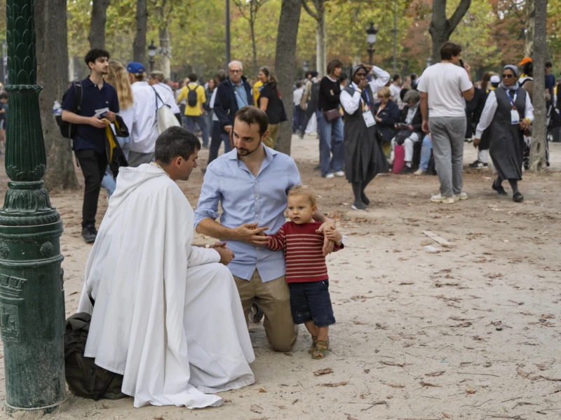 Thierry · 26/09/2026 · 3840 x 2560 Un homme en robe blanche discute avec un adulte et un enfant dans un parc animé, entouré de passants et de feuilles mortes