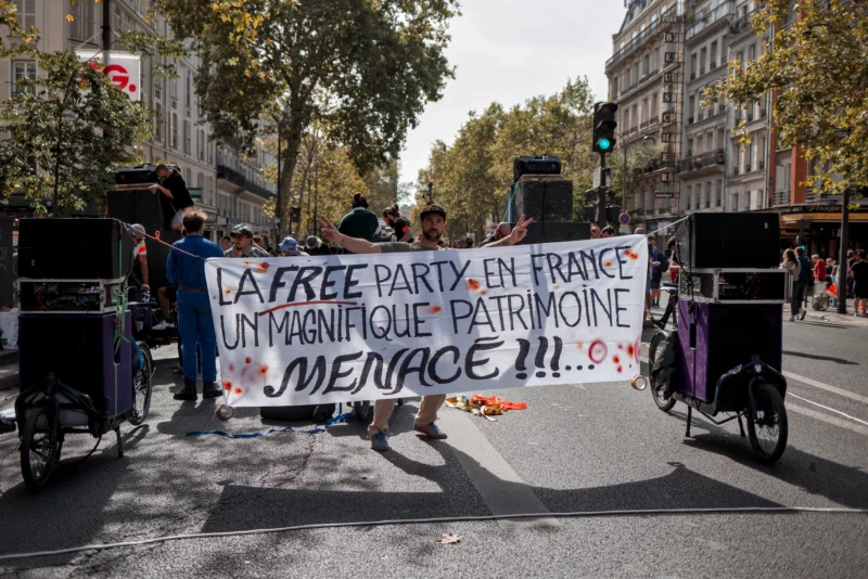 Frédéric · 19/09/2026 · 2517 x 1680 Manifestation avec une banderole dénonçant une menace sur un patrimoine culturel en France, prise en ville avec