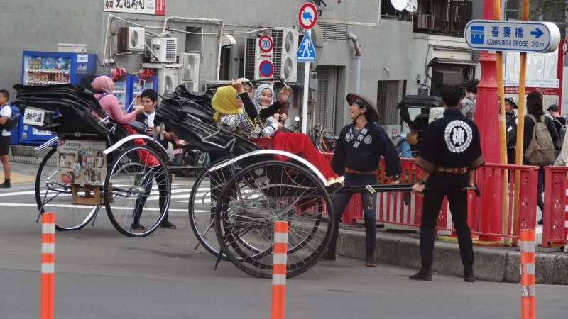 Bao · 29/10/2016 · 1920 x 1080 Rickshaws traditionnels transportant des passagers dans une rue urbaine avec des policiers en uniforme et des barrières