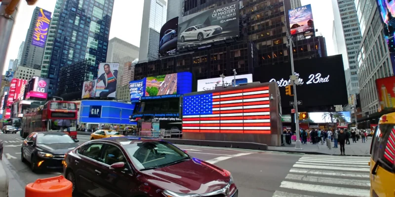 Bao · 03/11/2018 · 4160 x 2080 Vue d'une intersection animée de Times Square à New York avec des panneaux publicitaires géants, voitures et piétons sous