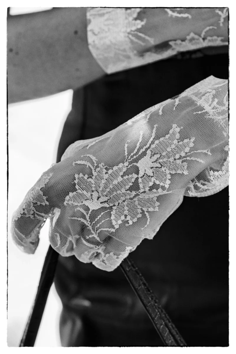 Manoir élégant avec manche en dentelle brodé de motifs floraux sur fond sombre et clair contrasté