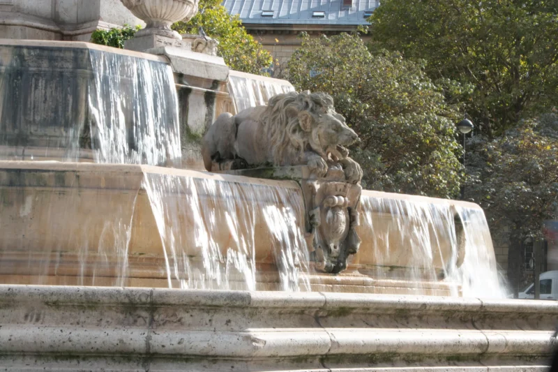 Jean paul · 01/10/2024 · 2400 x 1600 Sculpture de lion et de buffle en pierre crachant de l'eau dans une fontaine, entourée de cascades, ambiance urbaine