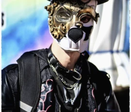 Thierry · 03/10/2026 · 1600 x 2400 Personne vêtue d'un costume steampunk avec masque mécanique, chapeau haut-de-forme et goggles, posant devant un fond flou
