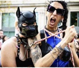 Thierry · 03/10/2026 · 2400 x 1600 Deux personnes en costumes festifs, dont une avec masque de style Batman et chaîne, l'autre en tenue bleue avec accessoires