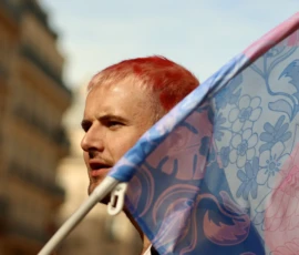 Francoise · 03/10/2026 · 2400 x 1600 Un homme tenant un parapluie coloré à motifs floraux, le visage partiellement caché par la pluie ou un effet visuel