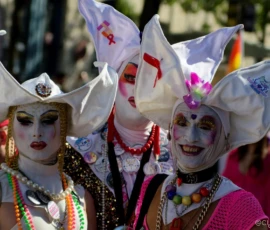 Cyrille · 03/10/2026 · 2026 x 1347 Trois personnes déguisées en personnages fantaisistes avec coiffes blanches ornées, maquillage coloré et accessoires