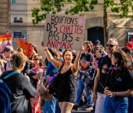 Marc · 03/10/2026 · 1080 x 1080 Manifestation avec une personne levant une banderole en français « Bouffons des chattes pas des animaux » dans une foule