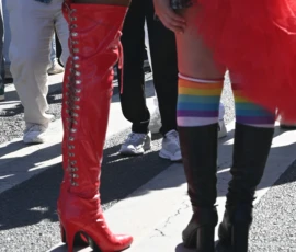 Aurélie · 2048 x 2010 Personnes en tenue colorée avec bottes à talons, dont une porte un pantalon rouge et l’autre un short avec bandeaux