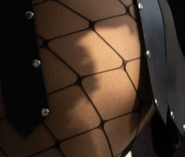 Aurélie · 1220 x 2048 Détail d'un cuir texturé en forme de losanges sur une surface arrondie, probablement un siège ou un objet design, avec