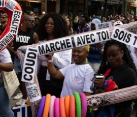 Muriel · 03/10/2026 · 2048 x 1365 Manifestation avec des pancartes en français, dont une avec 'Marche avec toi', entourées de participants souriants et