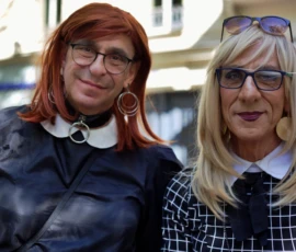 Fabienne · 03/10/2026 · 2400 x 1600 Deux personnes souriantes posant côte à côte, l’une avec une veste texturée et des boucles d’oreilles circulaires, l’autre