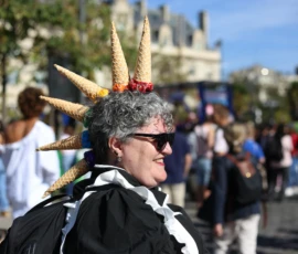 Fabienne · 03/10/2026 · 2400 x 1600 Personne portant un costume original avec une coiffure en forme de cornes en glace et un vêtement à motifs noirs et blancs